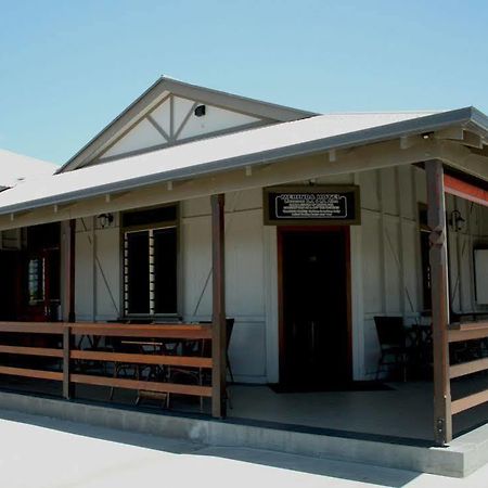 Merinda Village Hotel Боуен Екстериор снимка